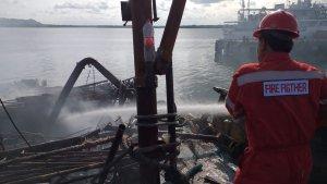 KApal-terbakar.jpg