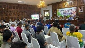 Ketua-KONI-Batang-Soetedi-saat-saat-rapat-ker.jpg