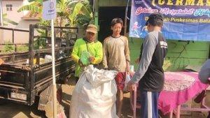 Menimbang-sampah-untuk-bayar-PBB.jpg