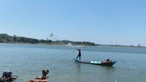 Nelayan-di-Waduk-Cacaban.jpg
