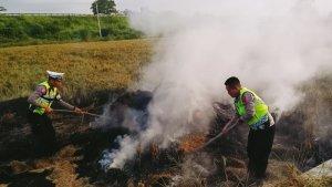 Padamkan-api-dekat-jalan-tol.jpg