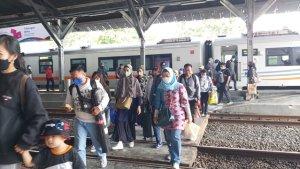 Pemudik-pengguna-KA-Argo-Cheribon-tiba-di-Stasiun-Tegal-Kamis-2042023.jpg