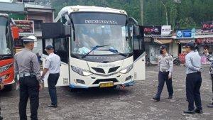 Pengecekan-kendaraan-di-area-wisata-Guci-Tegal.jpg