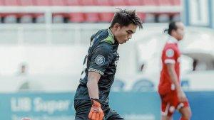 Penjaga-gawang-Persis-Solo-Gianluca-Claudio-Pandeynuwu.jpg
