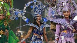 Peserta-saat-memamerkan-kostum-dengan-motif-batik-Tegal-dalam-ac.jpg