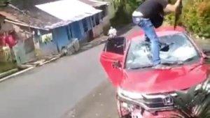 Polisi-pecah-kaca-mobil-pakai-senjata.jpg