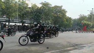 Polisi-pukul-mundur-mahasiswa-demo.jpg