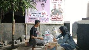 Relawan-Bima-Mujab-jual-sampah-plastik.jpg