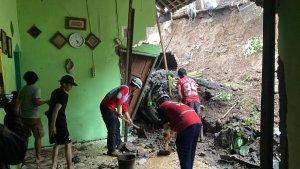 Rumah-terkena-longsoran-tebing-di-Ungaran.jpg