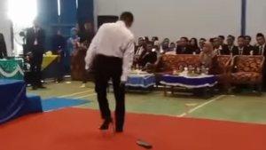 Screenshot-video-seorang-siswa-yang-sol-sepatunya-lepas-saat-wis.jpg