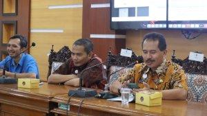 Sekda-Jepara-Edy-Sujatmiko-saat-memimpin-rapat-pers.jpg