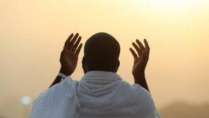 Seorang-peziarah-berdoa-di-Gunung-Arafat.jpg