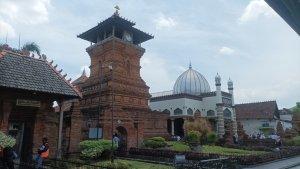 Suasa-di-kawasan-Menara-Kudus.jpg