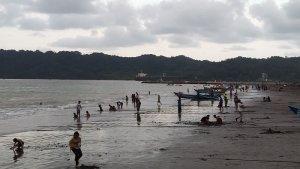 Suasana-wisata-Pantai-Teluk-Penyu-libur-lebaran.jpg