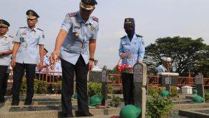 Tabur-bunga-peringati-HBI.jpg