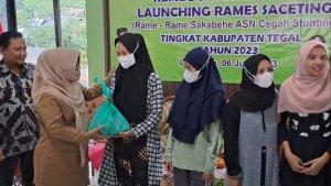 Umi-Azizah-beri-bantuan-telur.jpg