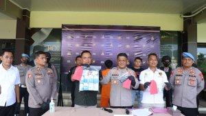 Wakapolres-Batang-tunjukkan-pil-psikotropika.jpg