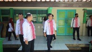 Wali-KOta-Pekalongan-tinjau-sekolah-tergenang-air.jpg
