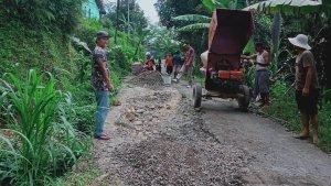 Warga-Pekalongan-memperbaiki-jalan-rusak.jpg