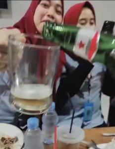 aryawati-garmen-di-Jepara-berhijab-sambil-minum-bir-di-salah-satu-rum.jpg