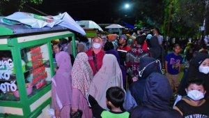 masyarakat-menikmati-sajian-kuliner-gratis.jpg