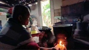 memasak-pakai-kayu-bakar.jpg