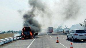 mobil-Elf-hangus-terbakar.jpg