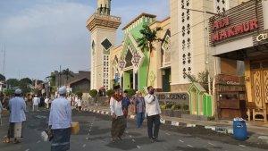 suasana-seusai-salat-idulfitri-di-masjid-agung-kota-tegal-kamis-1352021.jpg