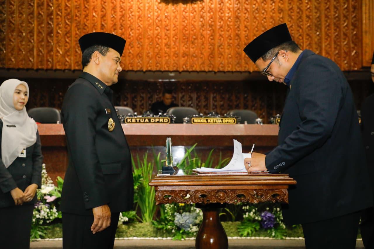04122025-penandatanganan-KUA-PPAS-pemprov-dan-dprd-jateng.jpg