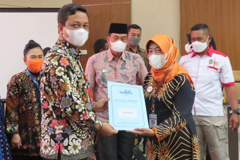 Pemkot Pekalongan Serahkan THT dan Tali Asih kepada 17 ASN Purna Tugas