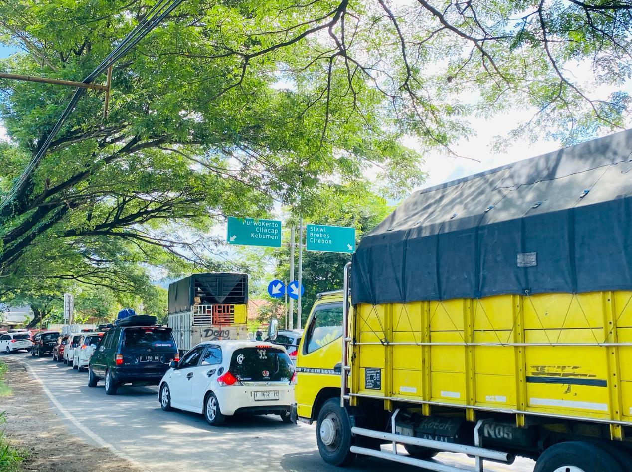 Pantauan Lalu Lintas H-3 Lebaran di Flyover Klonengan Tegal, Didominasi Kendaraan Luar Kota