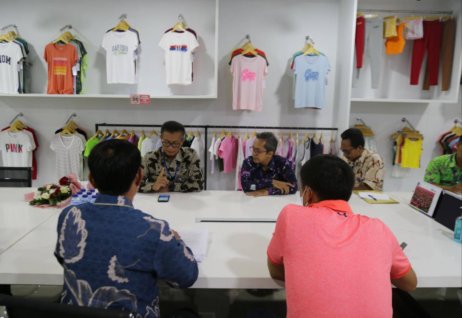 Asisten-Perekonomian-dan-Pembangunan-Sekda-Kabupaten-Tegal-Hendadi-Setiaji-kemeja-batik-cream-leng.jpg