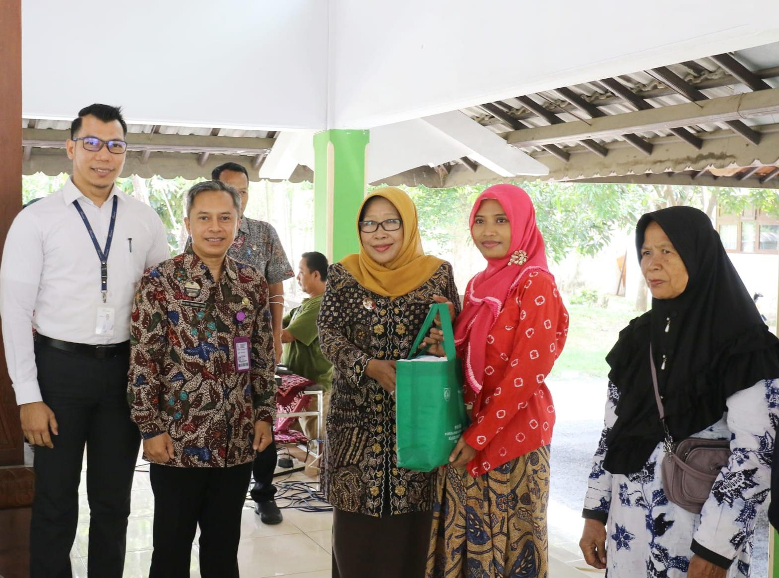 Bantuan-bahan-baku-batik.jpg
