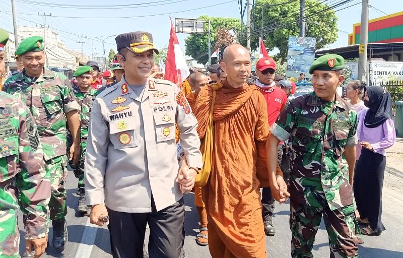 Tiba di Kabupaten Pekalongan, 32 Biksu yang Lakukan Ritual Thudong Disambut Ribuan Warga