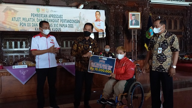 Bupati-Kudus-HM-Hartopo-dua-dari-kanan-menyerahkan-bonus-secar.jpg
