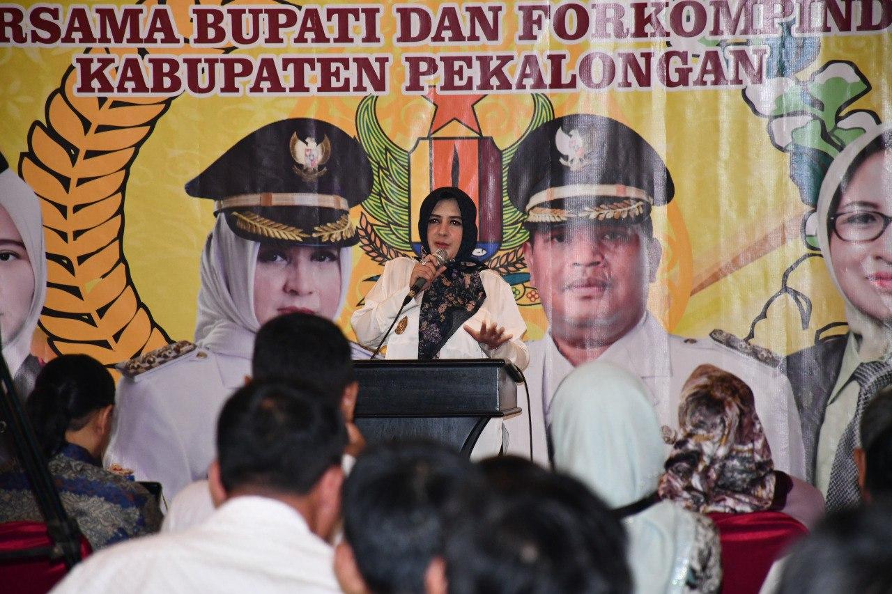 Bupati-Pekalongan-Fadia-Arafiq-memberikan-pembinaan-kepada-para-kepa.jpg