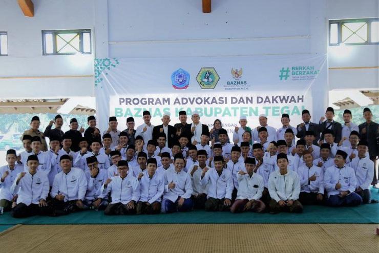 Bupati-Tegal-Umi-Azizah-foto-bersama-santri-Lirboyo-dan-Al-Falah-Ploso-saat-men.jpg