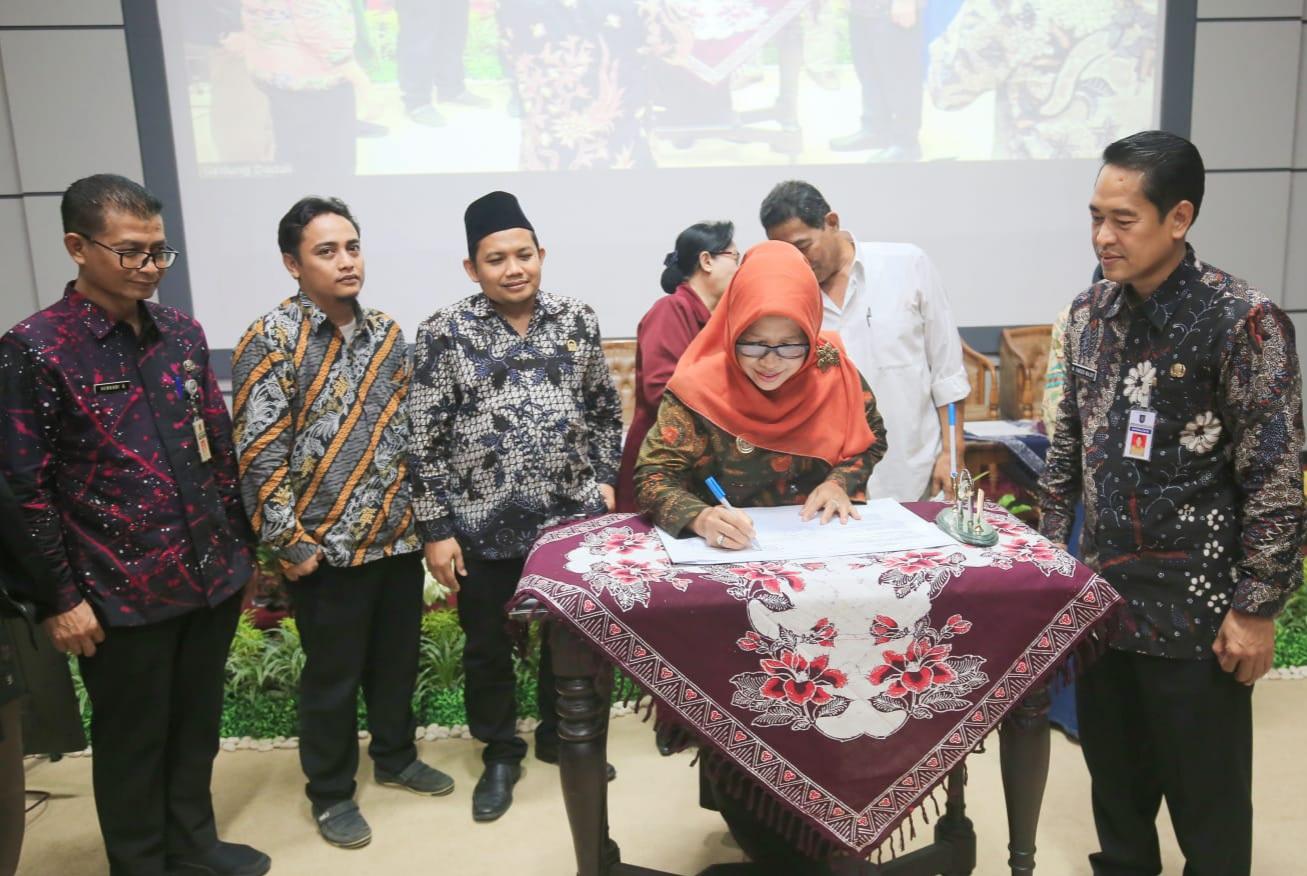 Bupati-Tegal-Umi-Azizah-saat-menandatangani-berita-acara-pelaksanaan-mus.jpg