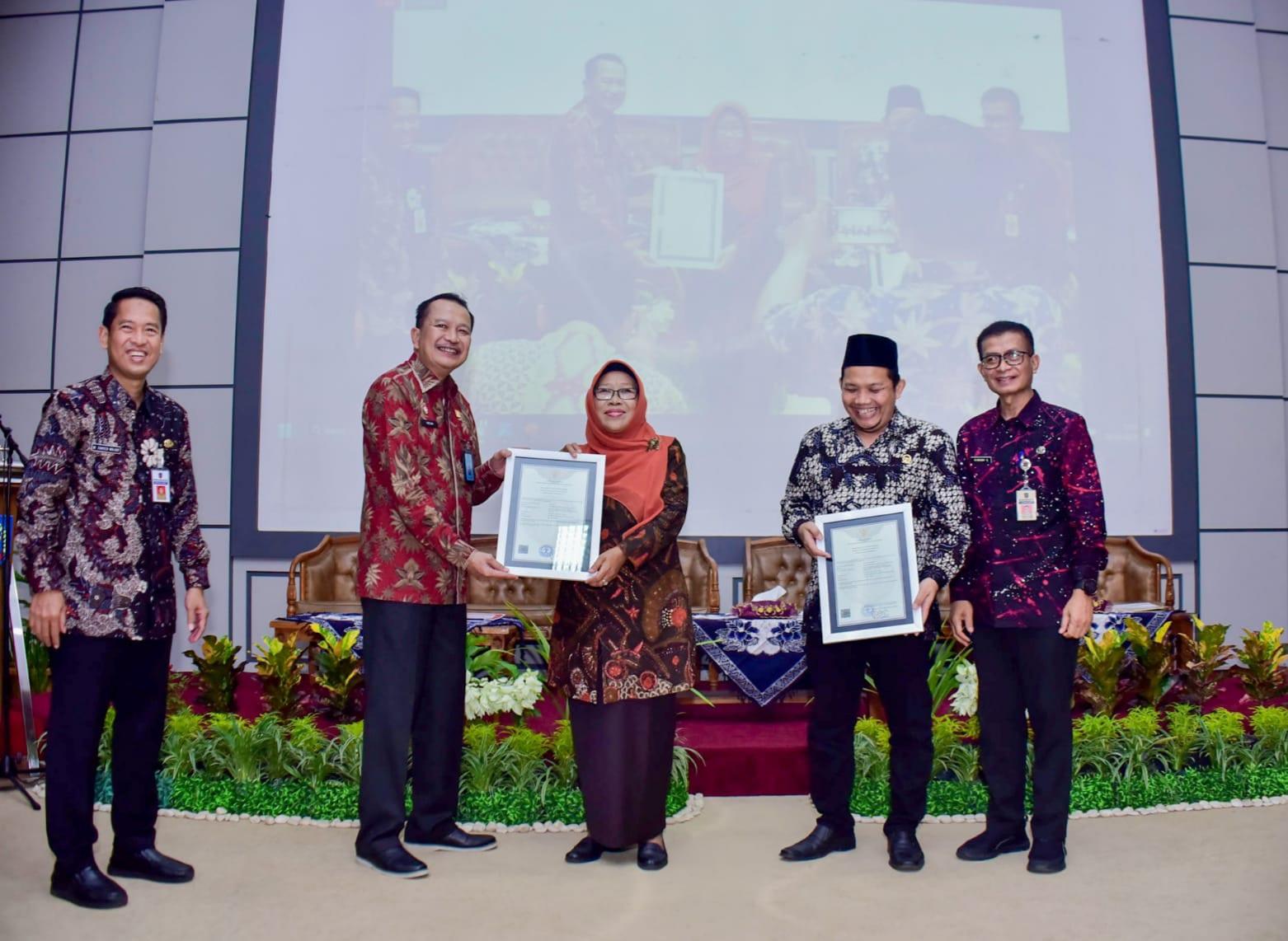 Bupati-Tegal-Umi-Azizah-saat-menerima-sertifikat-kekayaan-intelektual-komunal-untuk.jpg