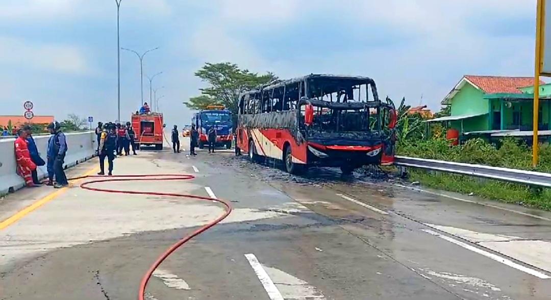 Bus-Agra-Mas-Terbakar-di-Adiwerna.jpg