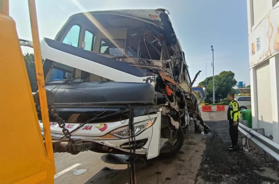 Bus-Pahala-Kencana-kecelakaan-di-tol.jpg