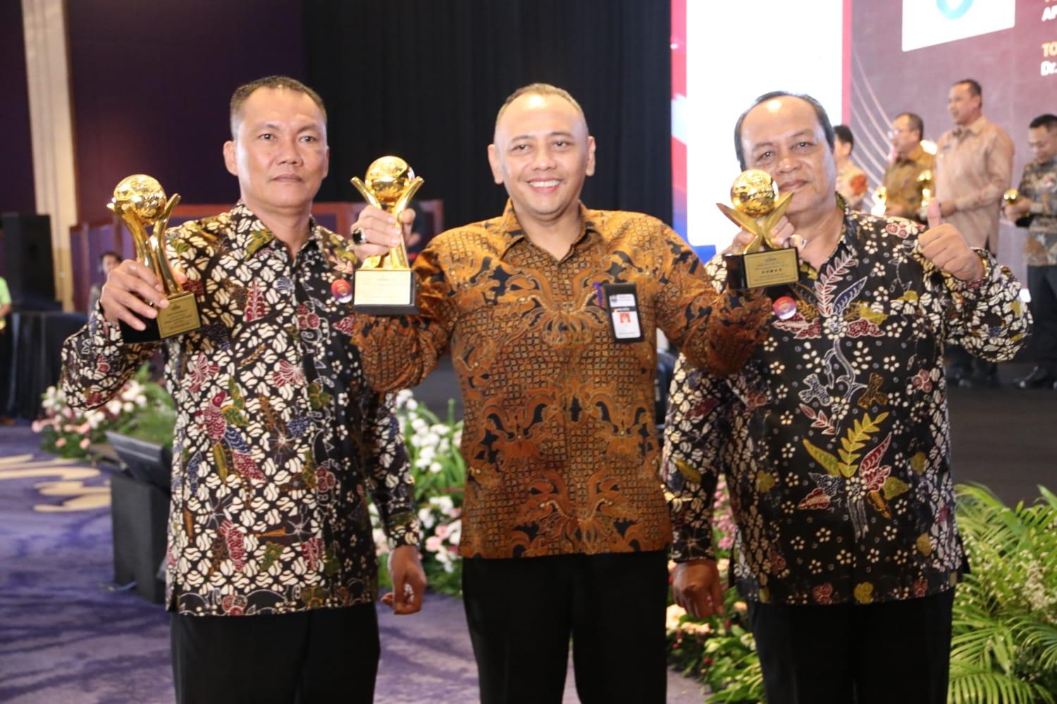 Dedy-Yon-raih-Top-Pembina-BUMD-2025.jpg