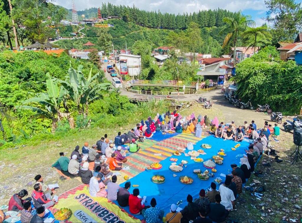 Disporapar, Warga dan Pelaku Usaha Guci Tegal Adakan Dzikir dan Istighosah di Lokasi Kecelakaan Bus
