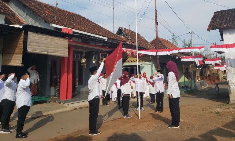 Emak-emak-upacara-bendera-memperingati-HUT-ke-77.jpg