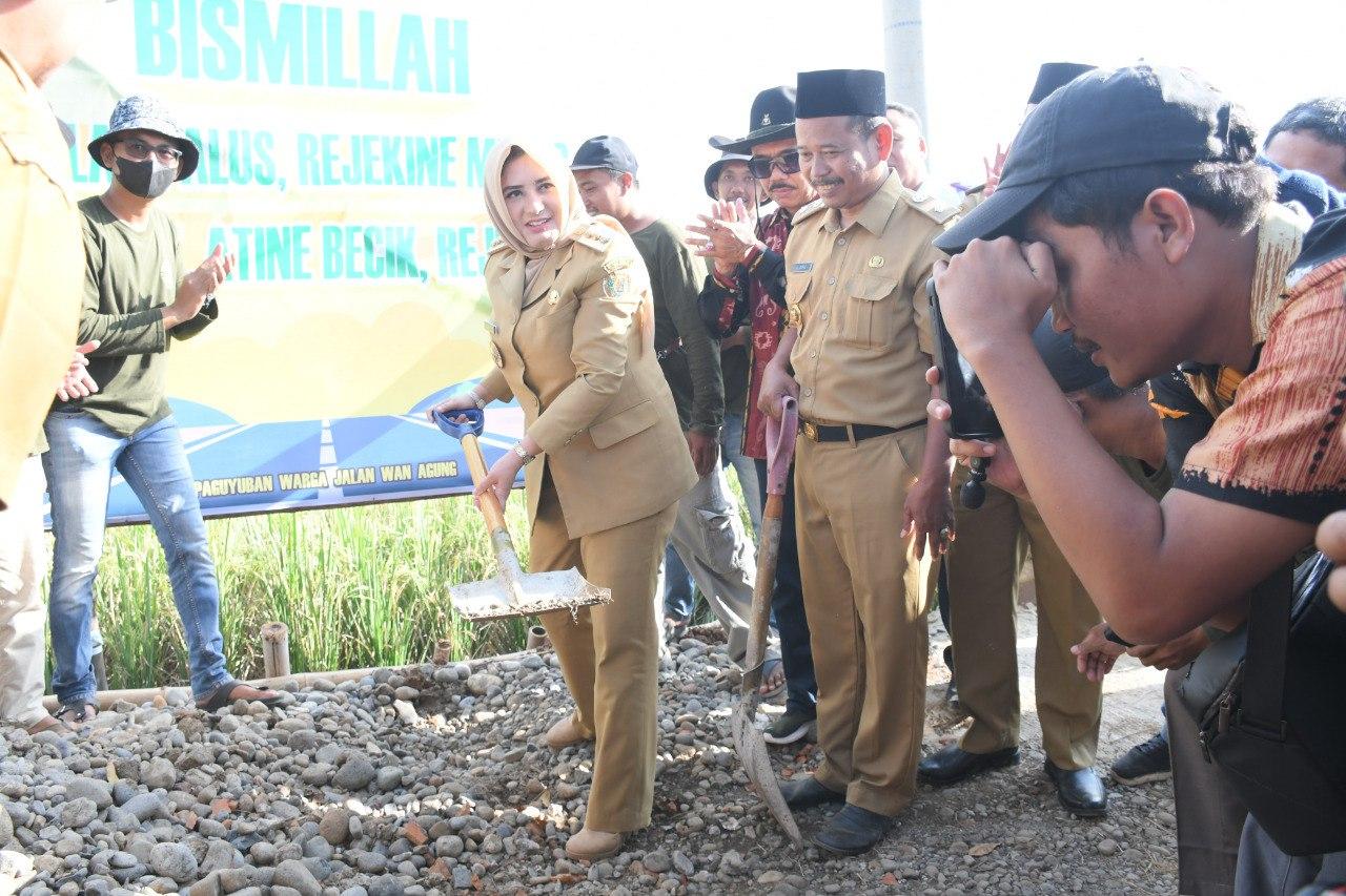 Fadia-Arafiq-saat-meninjau-jalan-Wan-Agung.jpg