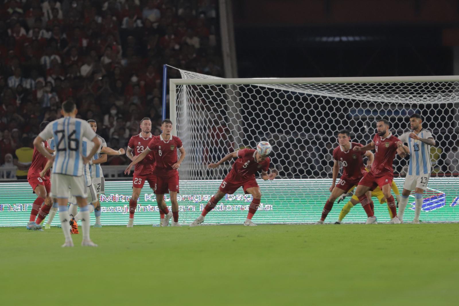 Hasil Timnas Indonesia vs Argentina Kalah 0-2, Pertahanan Disiplin, Elkan Baggott Nyaris Cetak Gol