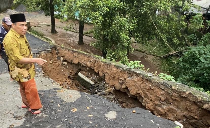 Diguyur Hujan Lebat, Jalan di Nyatnyono Ungaran Longsor dan Ambles