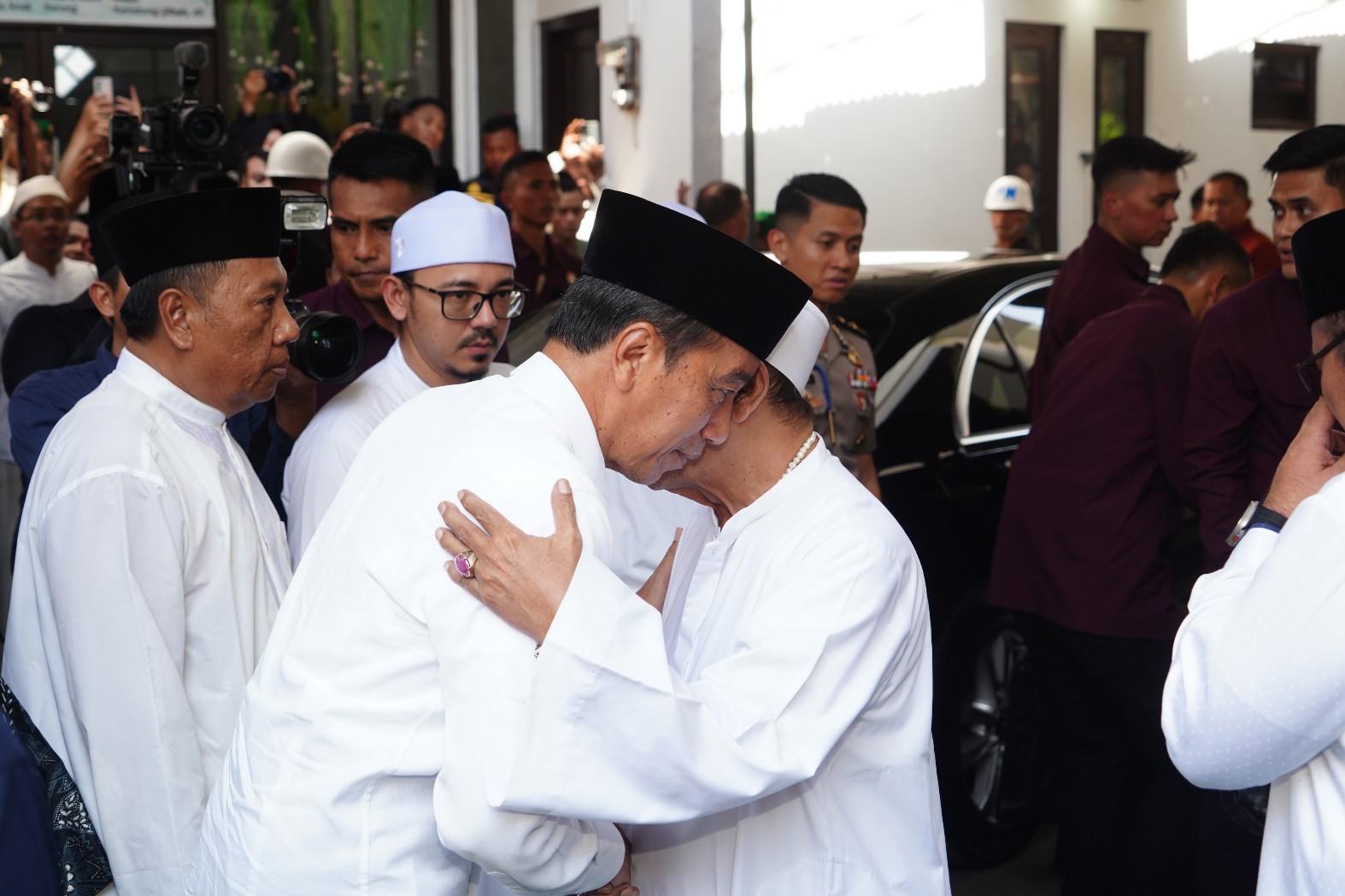 Presiden Joko Widodo Ikut Jadi Makmum Salat Jenazah Saat Melayat Istri Habib Luthfi di Pekalongan