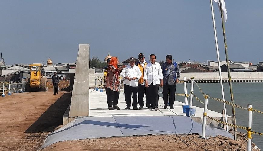 Jokowi-tinjau-tanggul-laut.jpg