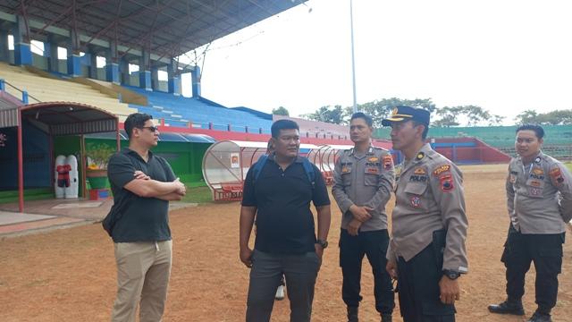 Kabag-Ops-Polres-Jepara-Kompol-Sutono-saat-meninjau-Stadion-Gelora-Bu.jpg
